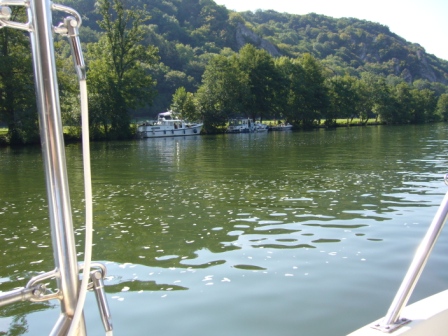 Des bateaux amarés le long de la Meuse