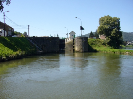 Entrée dans l'écluse de Revin