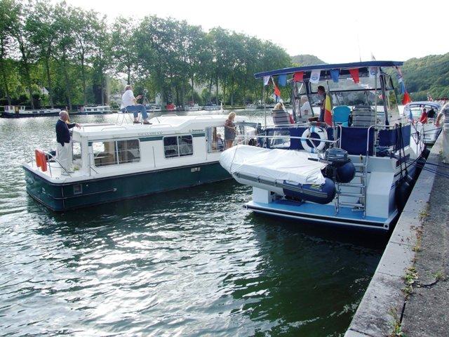 un transfert par bateau d'une rive  l'autre