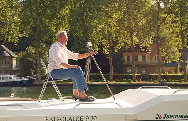 le cameraman du bateau presse en action