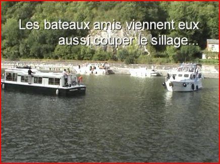 les bateaux amis coupent le serpent