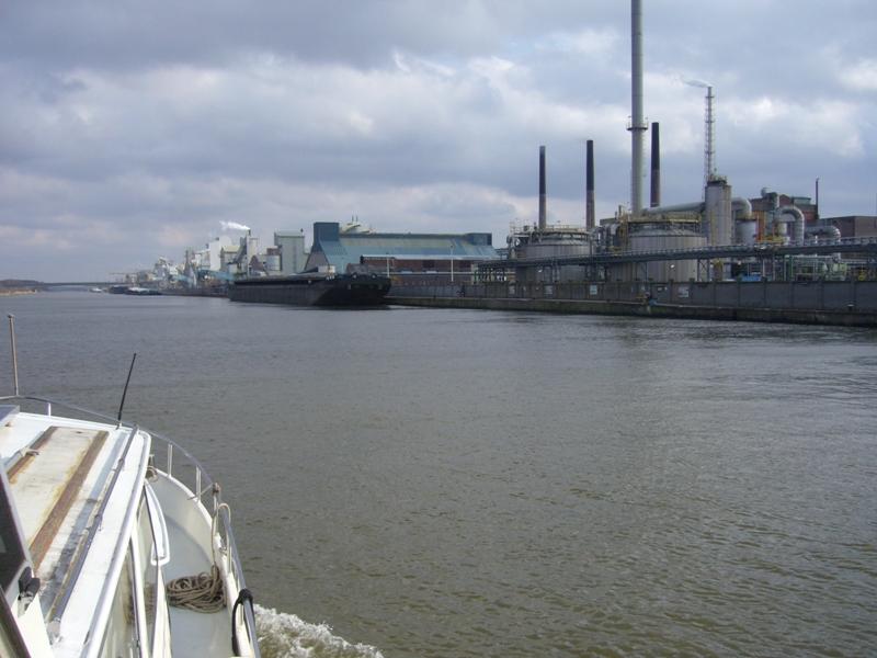 les usines en bordure du canal