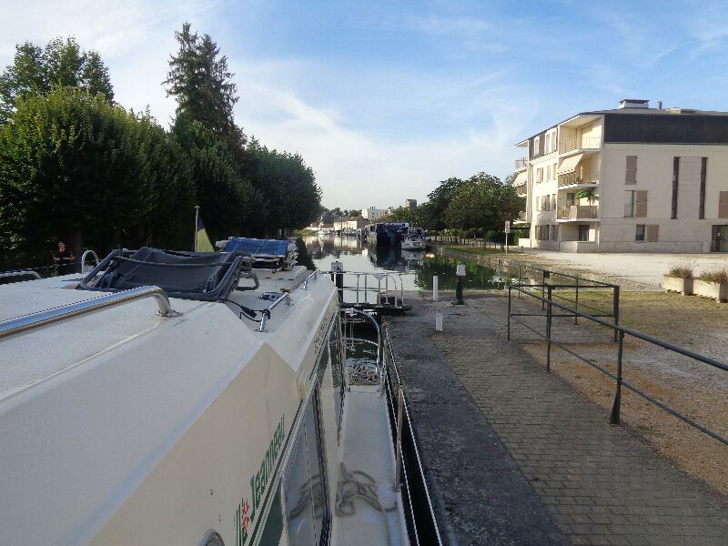 Dans l cluse et regardant le port derrire