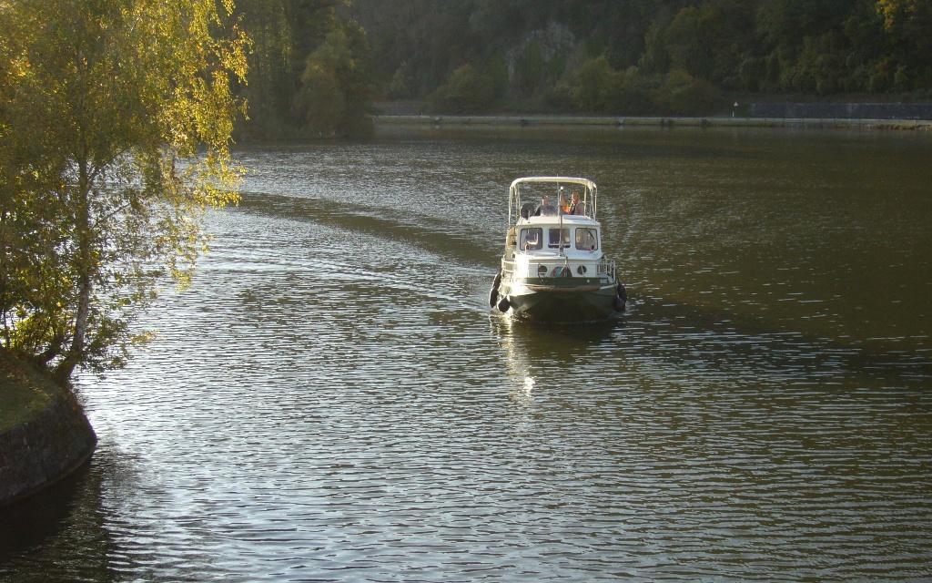 image bateau rentrant au port